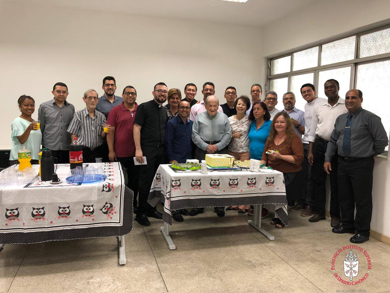 Padre Jesus Hotal posa para foto