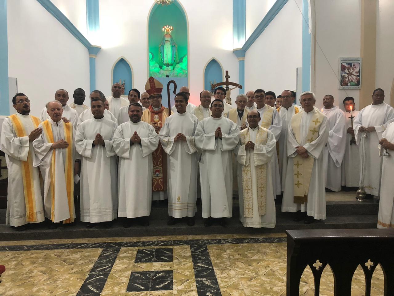 Padres posam para foto após Santa Missa
