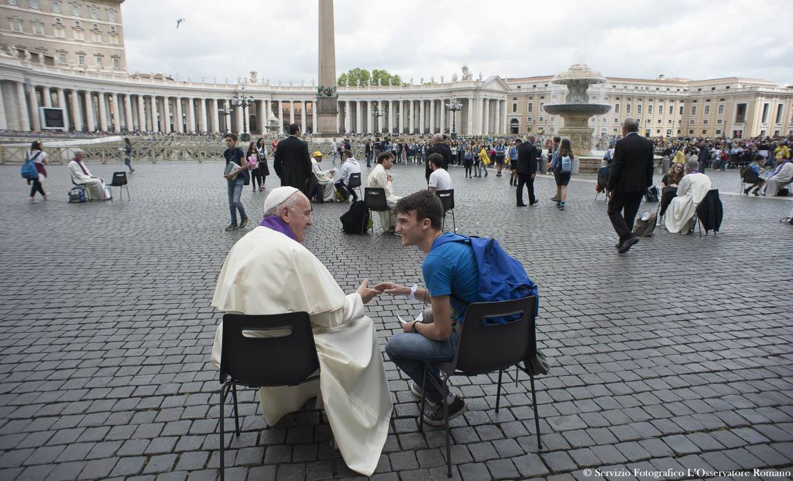 Papa Francisco confessando um jovem na Praça São Pedro