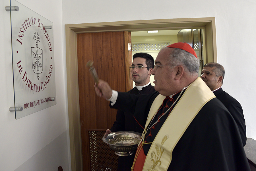Cardeal Tempesta benze e inaugura nova sede do Pontifício Instituto Superior de Direito Canônico