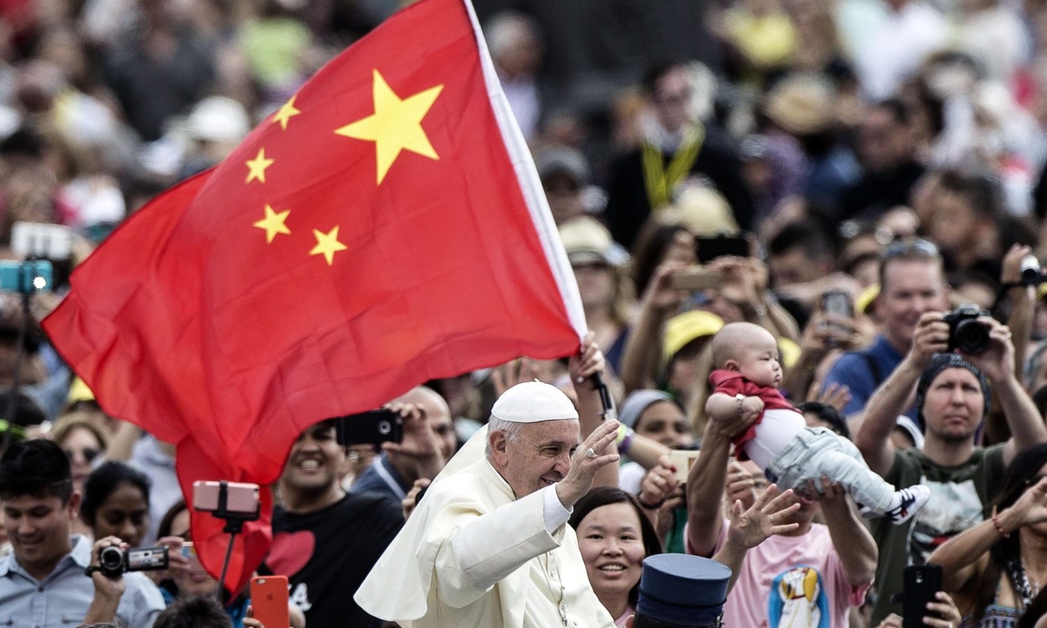 Papa Francisco no meio da multidão