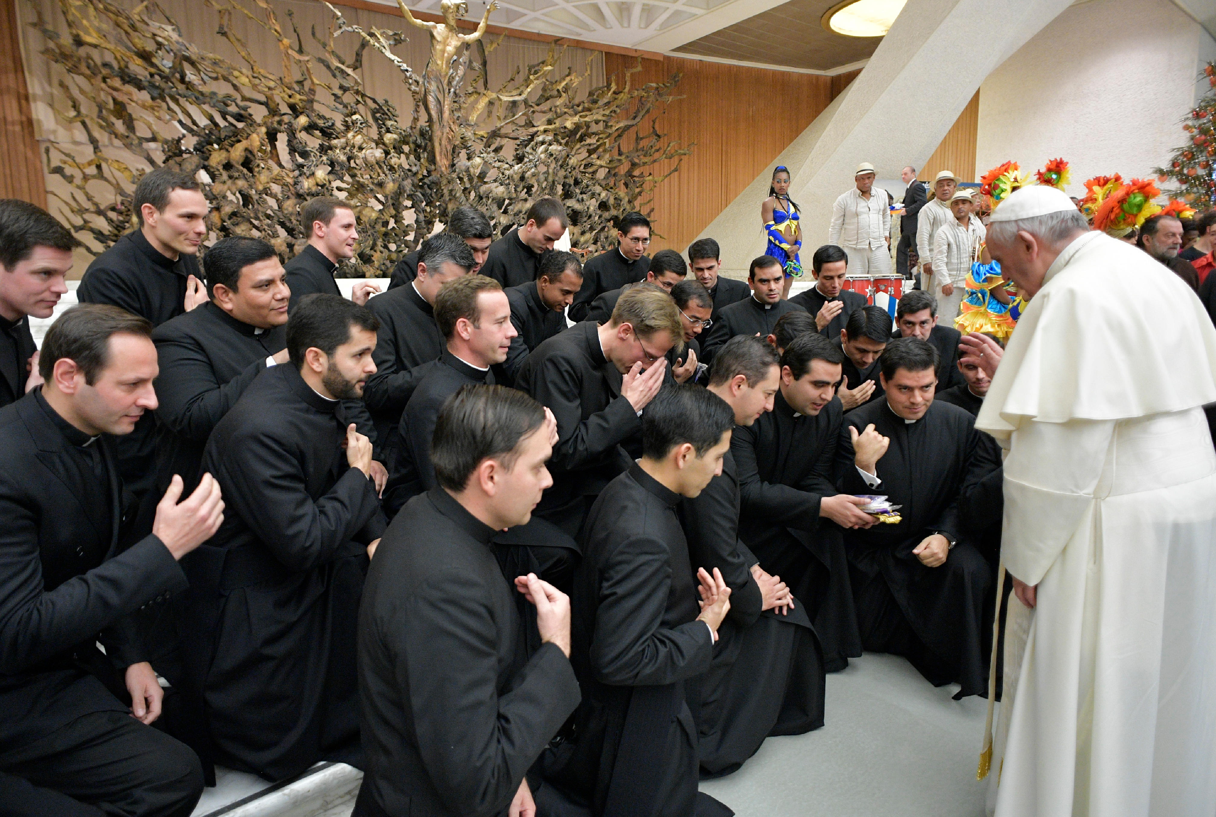Sacerdotes de joelho diante do papa francisco