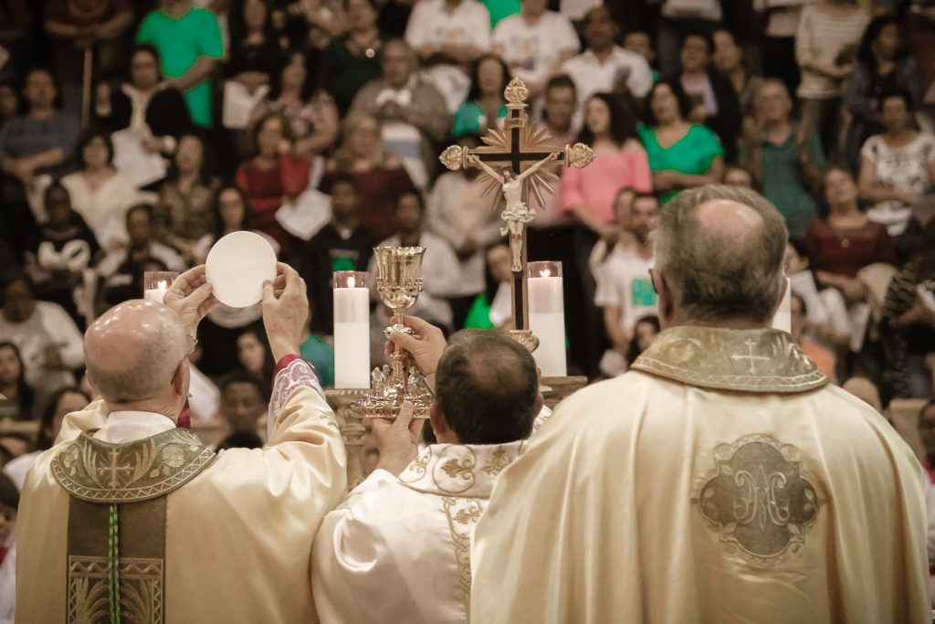 O que diz o CDC sobre a Missa no sábado à tarde - Pontifício Instituto  Superior de Direito Canônico