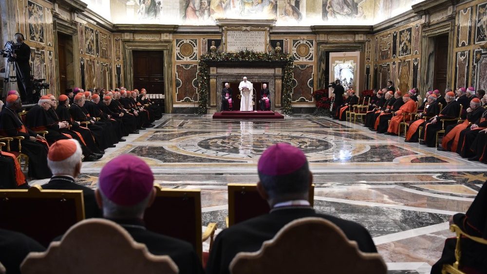Papa Francisco discursa para cardeais na Cúria Romana